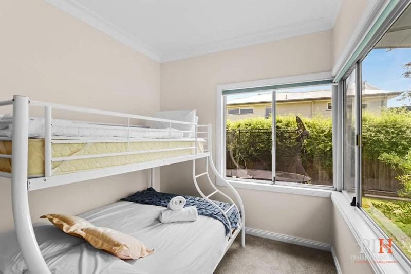 Cozy Home in Cowes sleeps 7 - image 23