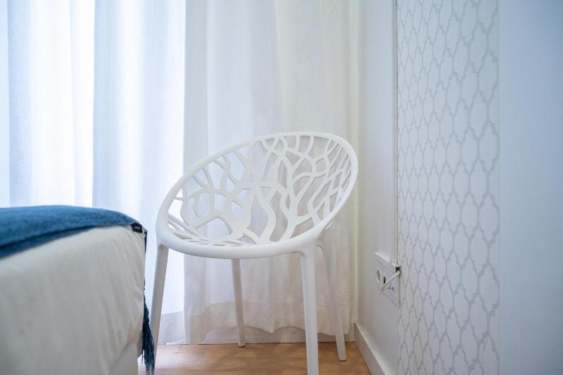 Double Room with Balcony and Side Sea View image 4