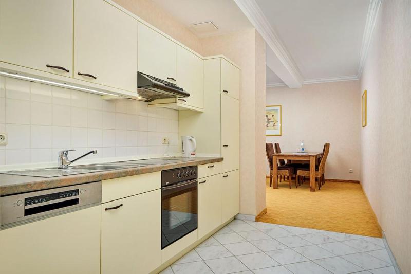 Junior Suite - Land Side image 2
