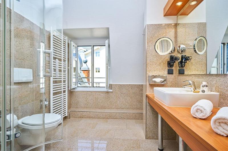 Double Room Facing Sea with Oriel image 4
