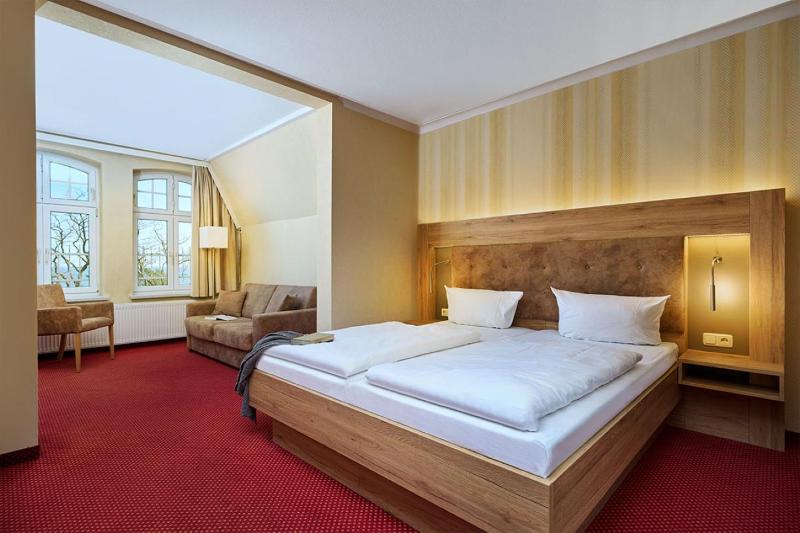 Double Room Facing Sea with Oriel image 3