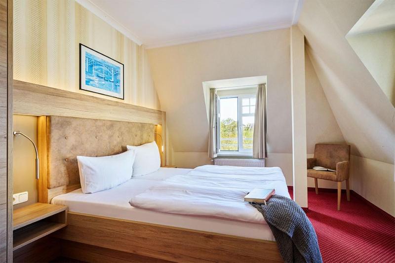 Large Double Room image 4