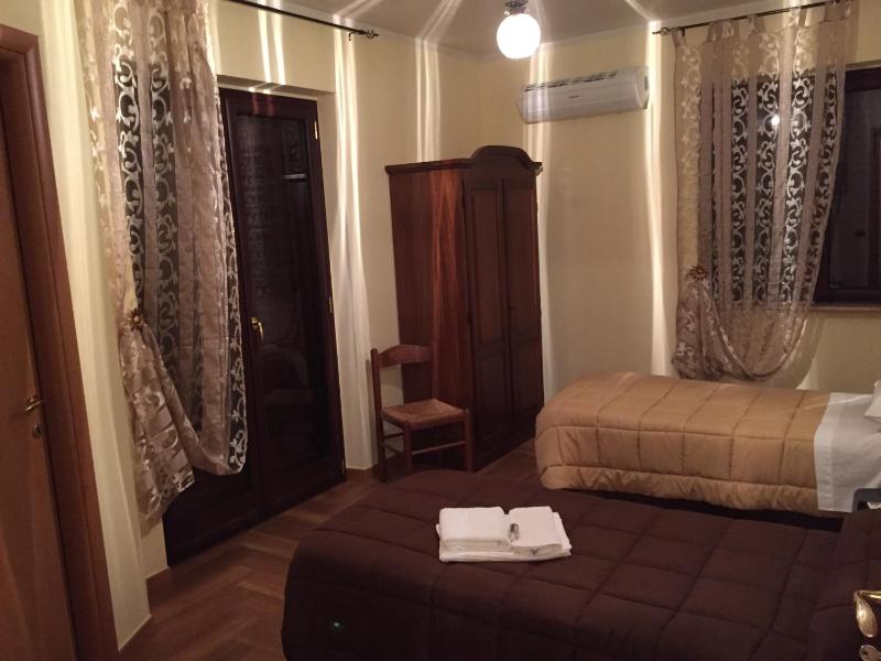 Twin Room image 4
