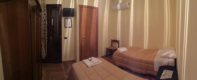 Twin Room image 2