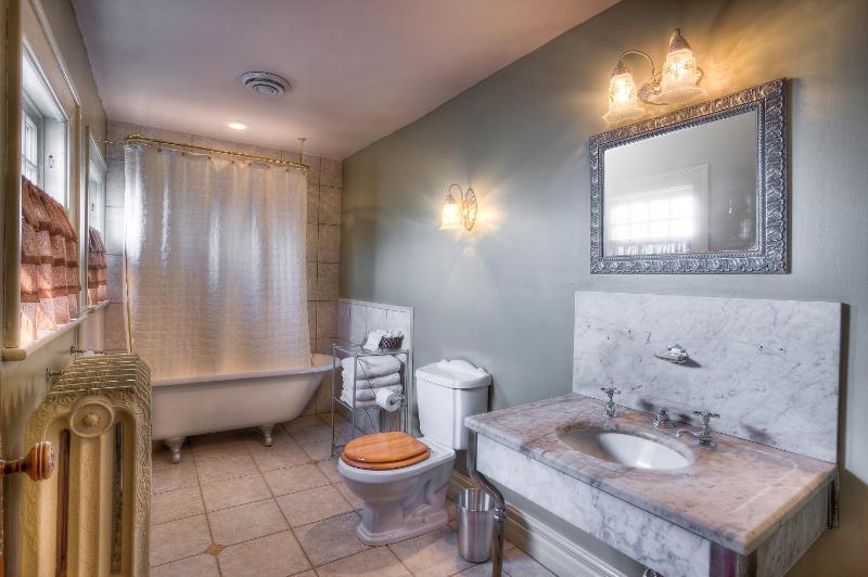 Deluxe Queen Room image 2