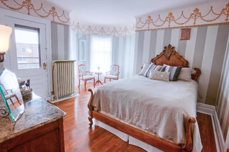 Queen Room with Balcony image 4