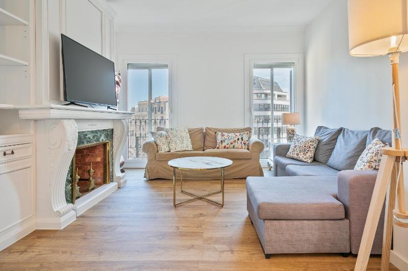 Three-Bedroom Deluxe Apartment image 1