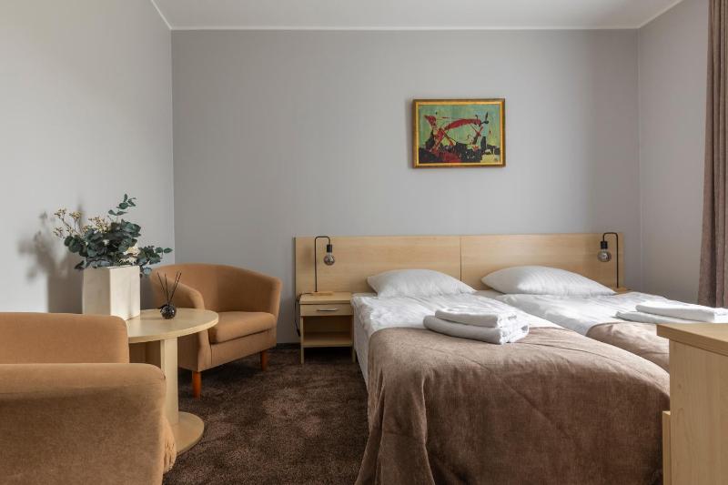 Standard Twin Room image 4