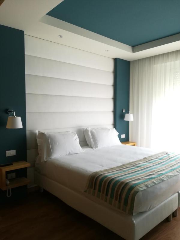 Deluxe Double Room with Balcony image 4