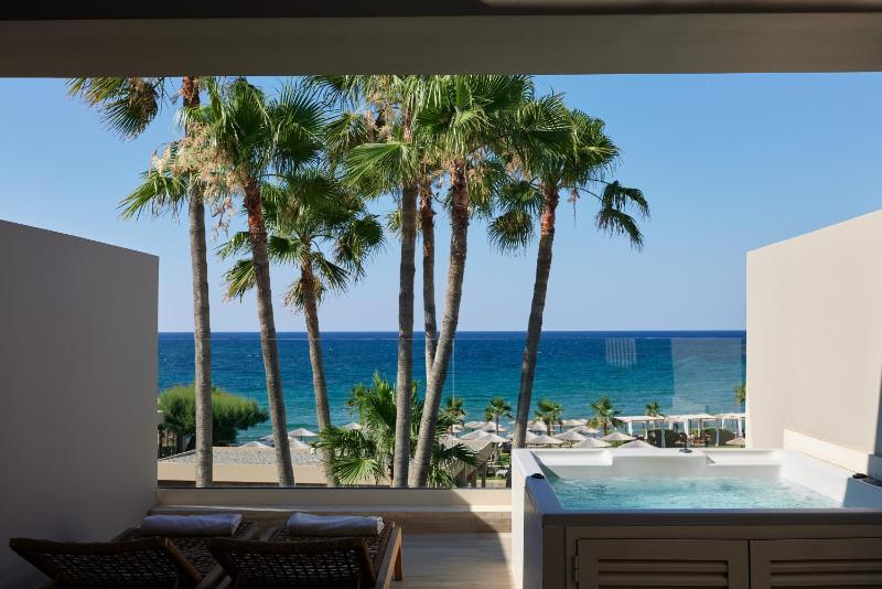 Superior Room Lagoon Sea View Outdoor Whirlpool image 4