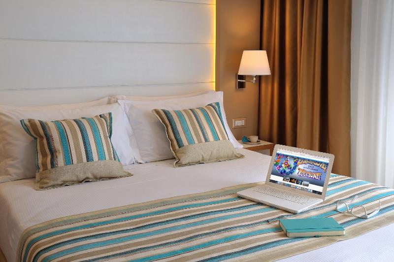 Economy Triple Room image 3