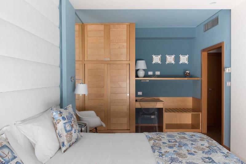 Deluxe Double Room with Balcony image 3