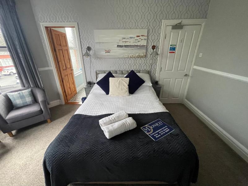 Extra Large Double Room with Garden View image 4