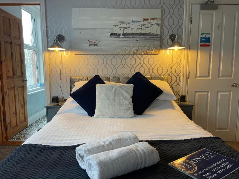 Extra Large Double Room with Garden View image 3