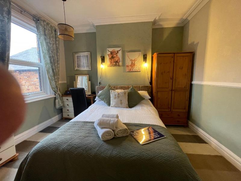 Large Double Room image 1