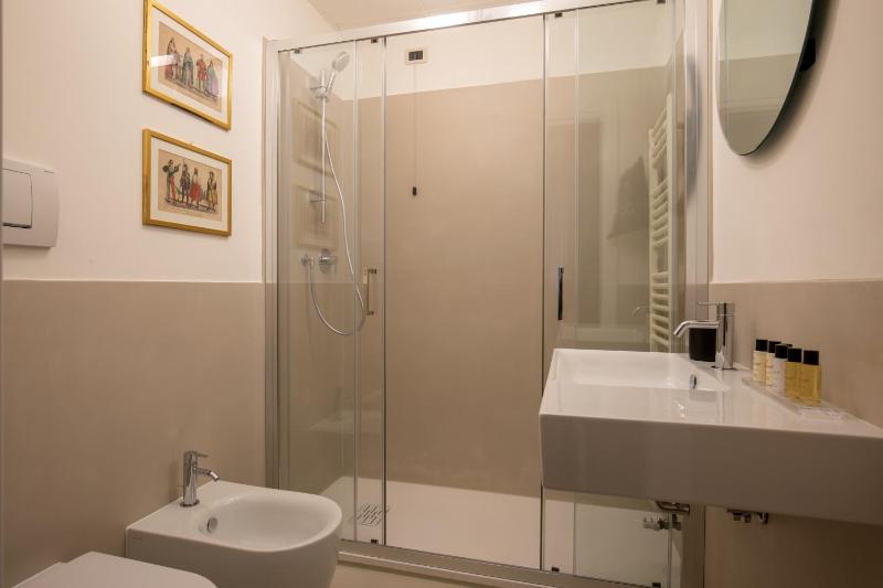 Economy Double Room image 4