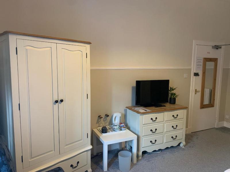 Twin Room Ensuite image 4