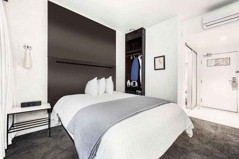 Double Room - Non-Smoking image 4
