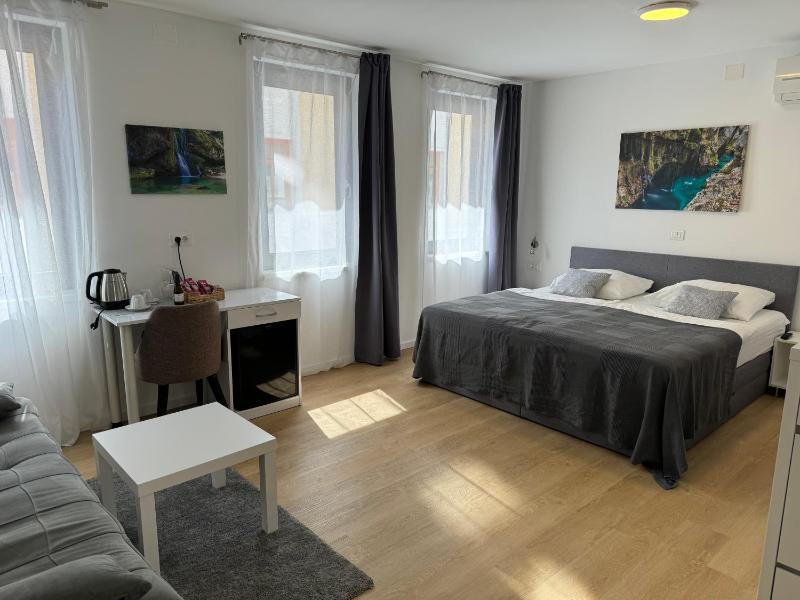 King Room image 3
