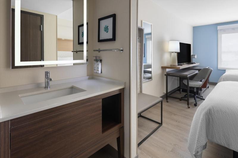 Standard King Room image 3