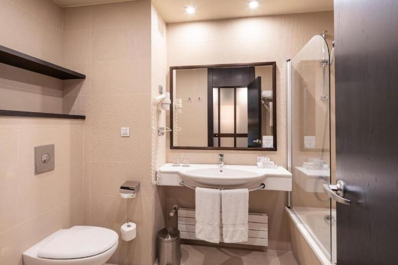 Twin Room with Extra Bed (3 Adults) image 1