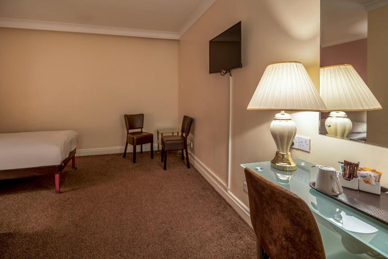 Twin Room (No Windows) image 2