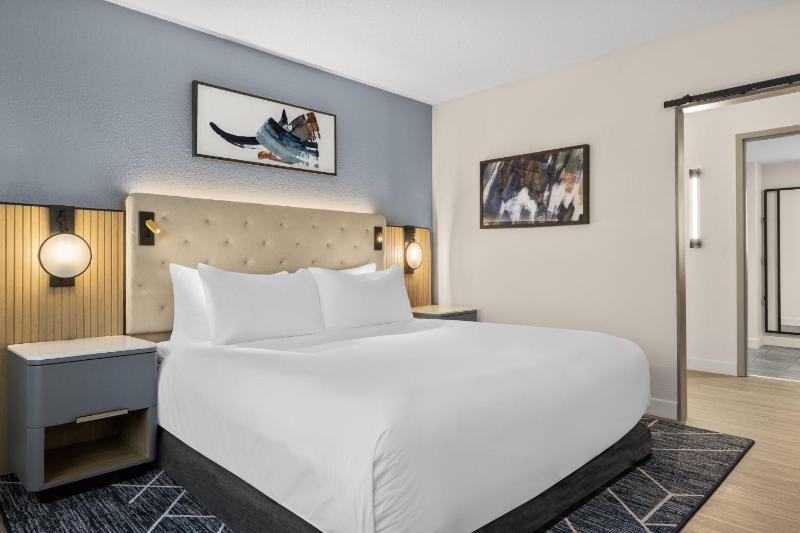 Crowne Plaza Virginia Beach Town Center by IHG - image 4