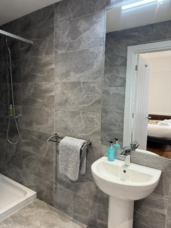 Superior King Room image 3