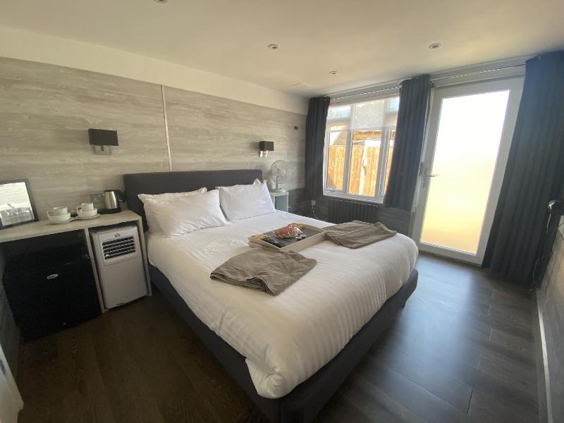 Superior King Room image 4