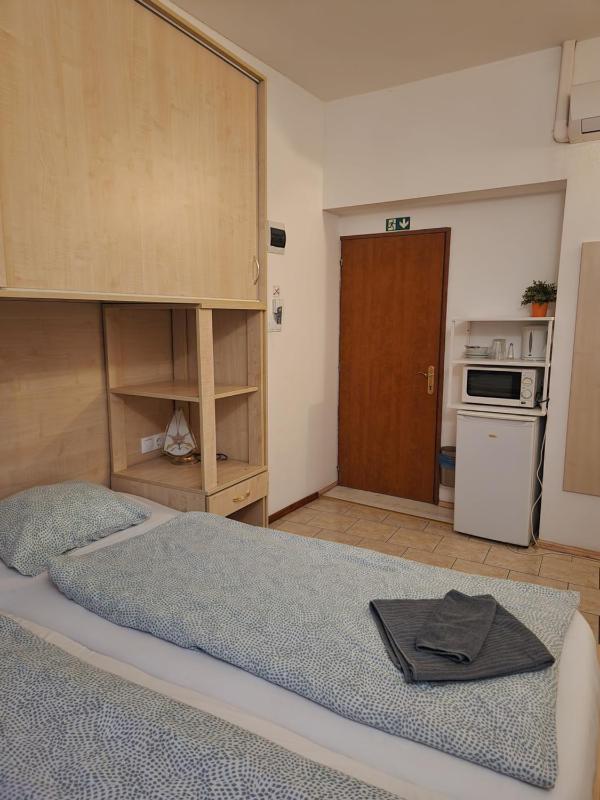 Double Room image 4