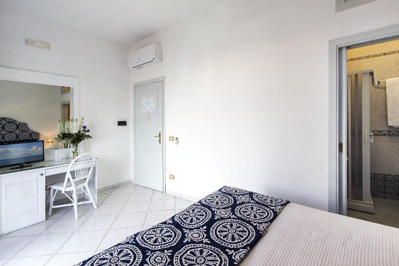 Superior Double Room with Balcony image 2