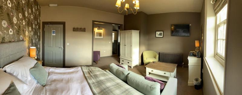 Premium Quadruple Room image 3