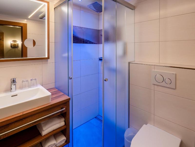 Deluxe Double Room with Balcony image 3