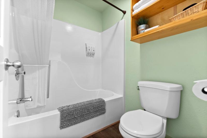 Standard Queen Room image 3
