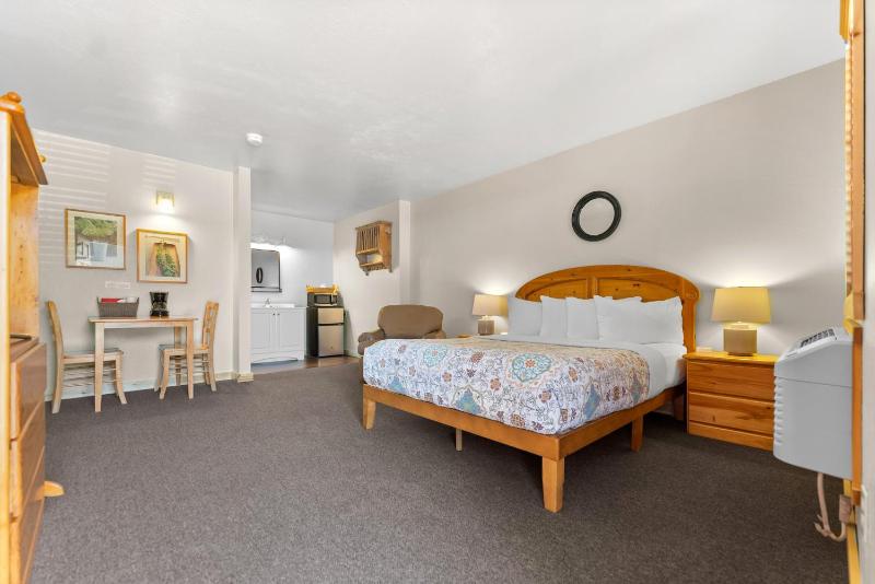 Standard Queen Room image 4
