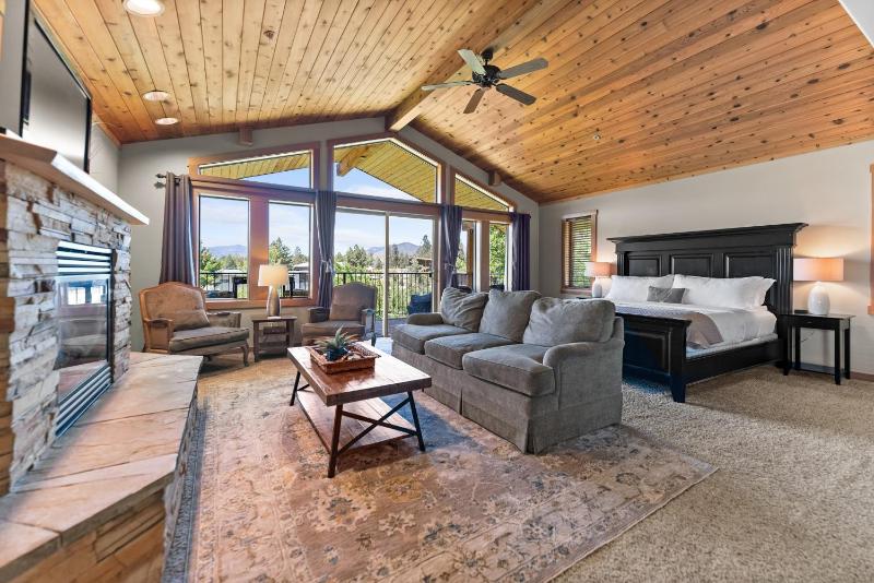 King Suite with Balcony image 1