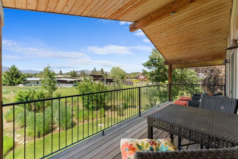 King Suite with Balcony image 3