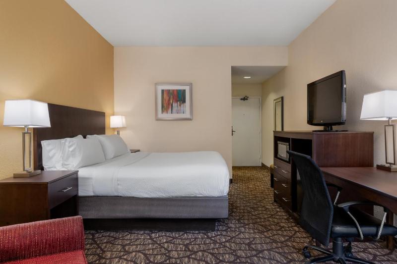 Standard King Room image 4
