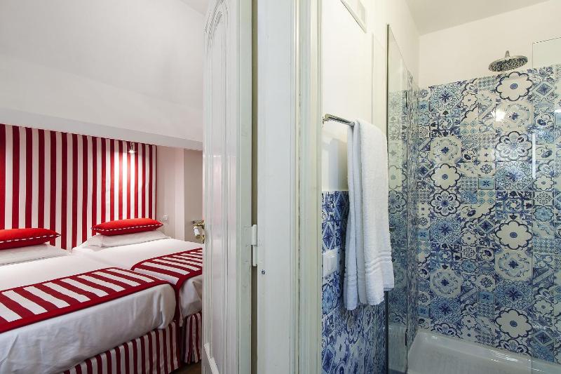 Deluxe Double or Twin Room image 3