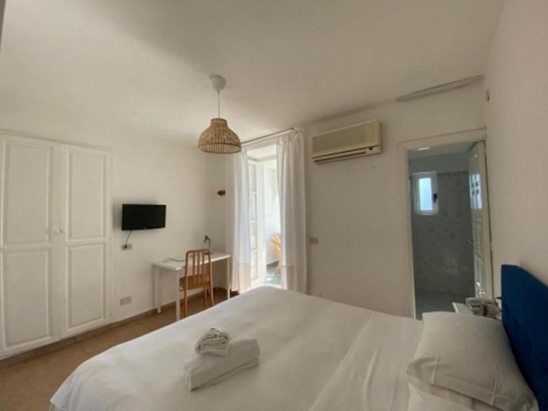 Double or Twin Room with Balcony image 4