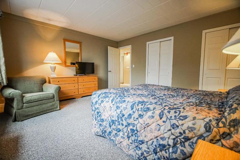 Deluxe Two-Bedroom Apartment image 4