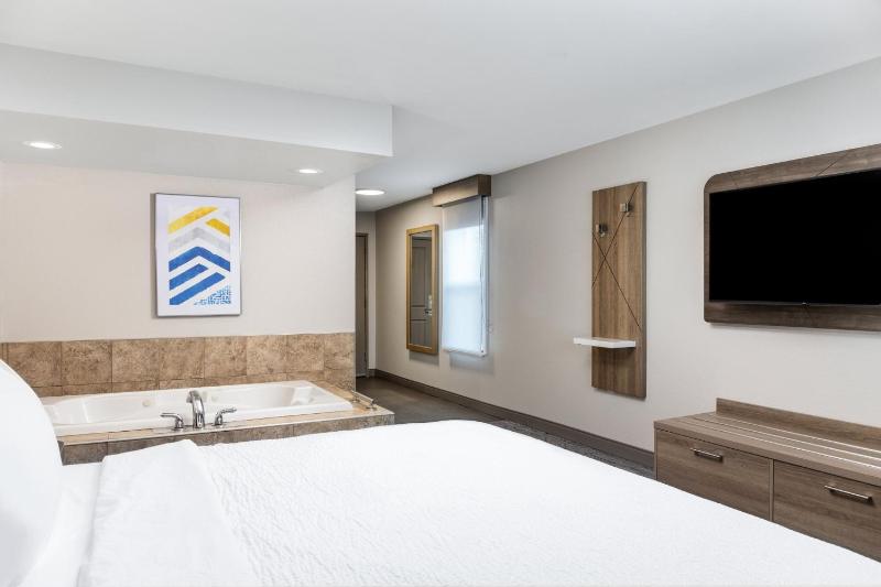 King Room with Jetted Tub image 4
