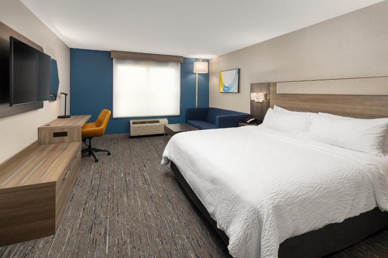 Standard King Room with Sofa Bed image 3