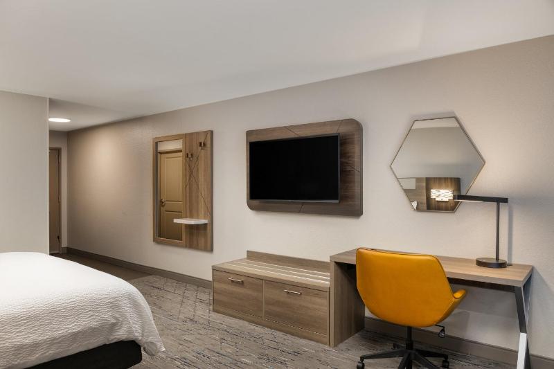 Standard King Room image 2