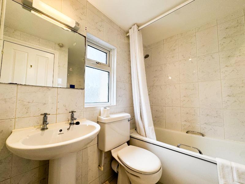 Single Room image 4