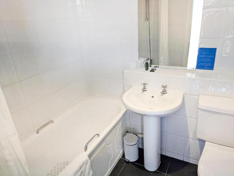 Single Room with Sea View image 3