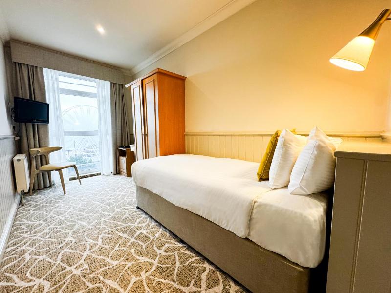 Single Room with Sea View image 4