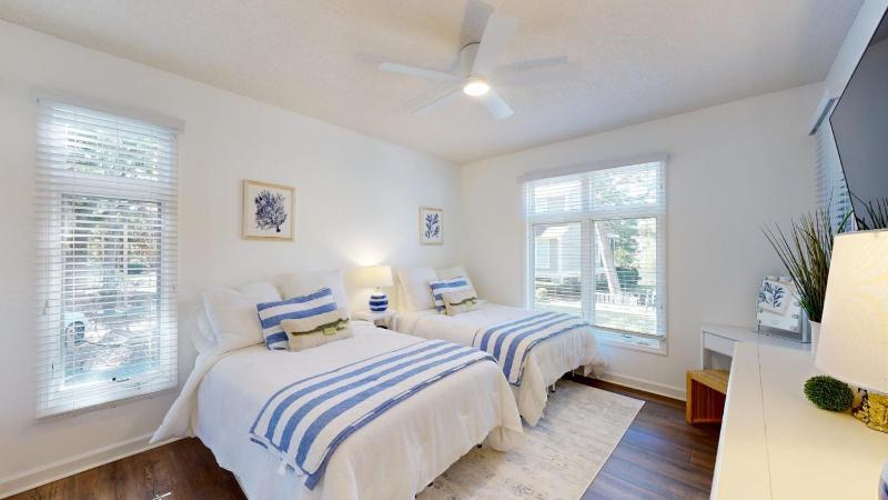 7645 Huntington Villa - image 18