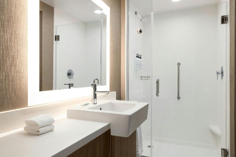 Suite with Two Queen Beds - Hearing Accessible image 3