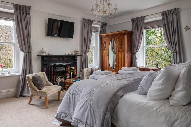 Superior King Room image 3